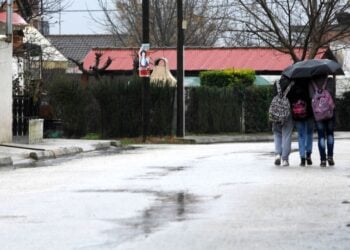 Μαθητές περπατούν στη βροχή (φωτ. αρχείου: EUROKINISSI/Θανάσης Καλλιάρας)