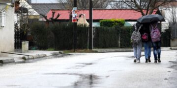 Μαθητές περπατούν στη βροχή (φωτ. αρχείου: EUROKINISSI/Θανάσης Καλλιάρας)