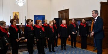 Τα μέλη του Μικρασιατικού Συλλόγου Μενεμένης «Αγία Παρασκευή» με τον υφυπουργό Στάθη Κωνσταντινίδη (φωτ.: Υφπουργείο Εσωτερικών)