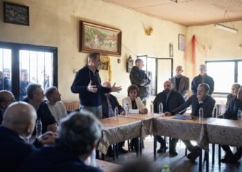 Ο Κυριάκος Μητσοτάκης συζητά με πλημμυροπαθείς της Θεσσαλίας κατά την τελευταία επίσκεψή του στην περιοχή (φωτ.: Γραφείο Τύπου Πρωθυπουργού/Δημήτρης Παπαμήτσος)