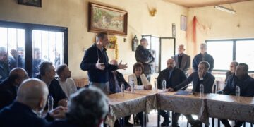 Ο Κυριάκος Μητσοτάκης συζητά με πλημμυροπαθείς της Θεσσαλίας κατά την τελευταία επίσκεψή του στην περιοχή (φωτ.: Γραφείο Τύπου Πρωθυπουργού/Δημήτρης Παπαμήτσος)