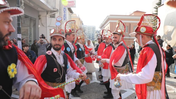 Κέφι, πλατιά χαμόγελα, στολισμένες φουστανέλες και περικεφαλαίες έδωσαν χρώμα και ποντιακό αέρα στο κέντρο της Καβάλας (φωτ.: facebook/Χριστούγεννα στην Καβάλα)