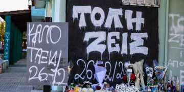 Λουλούδια και γκράφιτι στη Νέα Σμύρνη για τον 16χρονο που μαχαιρώθηκε θανάσιμα από τον αδερφό του
(φωτ.: EUROKINISSI / Γιώργος Κονταρίνης)