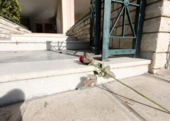 Ένα τριαντάφυλλο στην είσοδο της πολυκατοικίας όπου διαμένει η οικογένεια και έγινε το φονικό (φωτ.: EUROKINISSI/Γιάννης Παναγόπουλος)