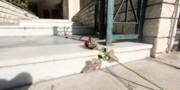 Ένα τριαντάφυλλο στην είσοδο της πολυκατοικίας όπου διαμένει η οικογένεια και έγινε το φονικό (φωτ.: EUROKINISSI/Γιάννης Παναγόπουλος)