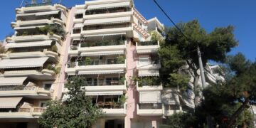 Η πολυκατοικία στην οποία διέμεναν τα δύο αδέλφια (φωτ.: EUROKINISSI/Γιάννης Παναγόπουλος)