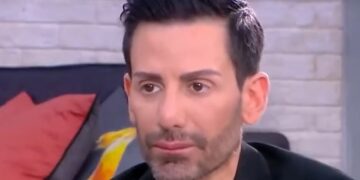 Ο Νίκος Φλωρινιώτης σε τηλεοπτική εκπομπή, λίγο μετά το θάνατο του πατέρα του (φωτ.: glomex)