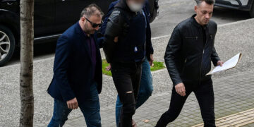 Εικόνα από την μεταγωγή του Νορβηγού στον εισαγγελέα στα δικαστήρια στη Θεσσαλονίκη (φωτ.: (Κωνσταντίνος Τσακιτζής/ EUROKINISSI)