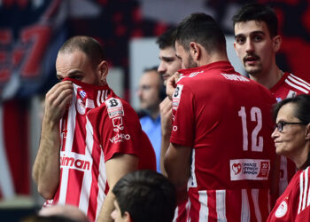 Οι παίκτες του Ολυμπιακού προσπαθούν να μην εισπνεύσουν τα χημικά (φωτ.: EUROKINISSI / Γιώργος Ματθαίος)