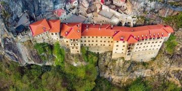 Η ιστορική μονή της Παναγίας Σουμελά από ψηλά (φωτ.: Facebook / İlhan Uzunismail)