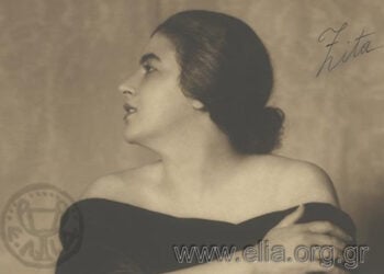 Η Κατίνα Παξινού με το φακό της Nelly's, στο στούντιο της στη Νέα Υόρκη (πηγή: Ελληνικό Λογοτεχνικό και Ιστορικό Αρχείο - Μορφωτικό Ίδρυμα Εθνικής Τραπέζης)