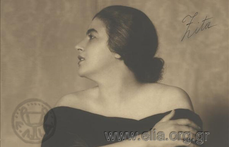 Η Κατίνα Παξινού με το φακό της Nelly's, στο στούντιο της στη Νέα Υόρκη (πηγή: Ελληνικό Λογοτεχνικό και Ιστορικό Αρχείο - Μορφωτικό Ίδρυμα Εθνικής Τραπέζης)
