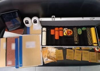 Τετράδια, τράπουλες, μάρκες και κάμερες ανάμεσα στα κατασχεθέντα από τους αστυνομικούς (φωτ.: Ελληνική Αστυνομία/Διεύθυνση Αστυνομίας Πέλλας)
