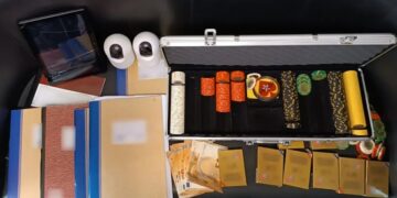 Τετράδια, τράπουλες, μάρκες και κάμερες ανάμεσα στα κατασχεθέντα από τους αστυνομικούς (φωτ.: Ελληνική Αστυνομία/Διεύθυνση Αστυνομίας Πέλλας)