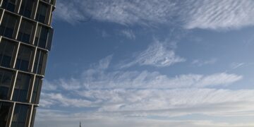 Ο αττικός ουρανός φωτογραφημένος από τον Πύργο του Πειραιά (φωτ.: EUROKINISSI/Τατιάνα Μπόλαρη)