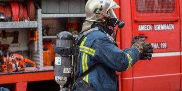 Πυροσβέστης επί τω έργω (φωτ.: EUROKINISSI/Γιάννης Παναγόπουλος)