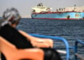 Πλοίο περνάει τη Διώρυγα του Σουέζ με κατεύθυνση την Ερυθρά Θάλασσα (φωτ. αρχείου: EPA / Mohamed Hossam)