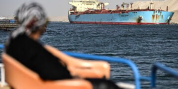 Πλοίο περνάει τη Διώρυγα του Σουέζ με κατεύθυνση την Ερυθρά Θάλασσα (φωτ. αρχείου: EPA / Mohamed Hossam)