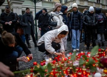 Πολίτες αφήνουν αναμμένα κεριά έξω από το Πανεπιστήμιο του Καρόλου, όπου ο 24χρονος πυροβόλησε και σκότωσε στα τυφλά 13 άτομα (φωτ.: EPA/Martin Divisek)