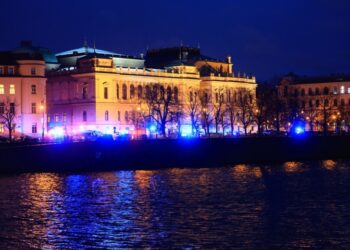 Φάροι ασθενοφόρων και περιπολικών έξω από το Πανεπιστήμιο του Καρόλου στην Πράγα (φωτ.: EPA/Martin Divisek)