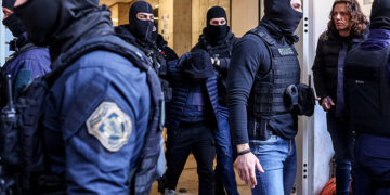 Ο 18χρονος που κατηγορείται ότι πέταξε τη φωτοβολίδα στον αστυνομικό μετά την άσκηση ποινικής δίωξης από τον εισαγγελέα (φωτ.: EUROKINISSI / Βασίλης Ρεμπάπης)