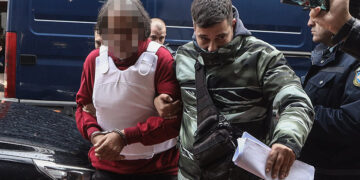 Ο καθ' ομολογίαν δολοφόνος της 43χρονης στη Σαλαμίνα οδηγείται στον εισαγγελέα Πειραιά (φωτ.: EUROKINISSI / Γιάννης Παναγόπουλος)