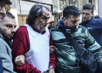 Ο 71χρονος (κέντρο) προσήλθε στην εισαγγελία Πειραιά συνοδεία αστυνομικών (φωτ.: EUROKINISSI/Γιάννης Παναγόπουλος)