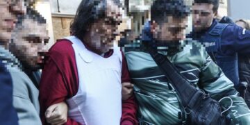 Ο 71χρονος (κέντρο) προσήλθε στην εισαγγελία Πειραιά συνοδεία αστυνομικών (φωτ.: EUROKINISSI/Γιάννης Παναγόπουλος)