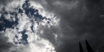 Βαρύς ο ουρανός στην Αττική (φωτ.: EUROKINISSI/Τατιάνα Μπόλαρη)