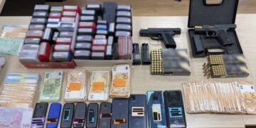 Δεκάδες σφραγίδες, σφαίρες, χρήματα και κινητά τηλέφωνα ανάμεσα στα κατασχεθέντα (φωτ.: Ελληνική Αστυνομία)