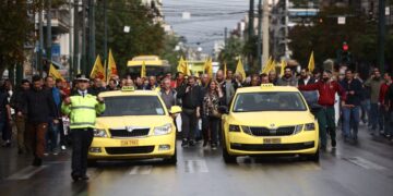 Στιγμιότυπο από την απεργιακή συγκέντρωση του συνδικάτου αυτοκινητιστών ταξί στις 22 Νοεμβρίου, στην Αθήνα (φωτ.: EUROKINISSI/Βασίλης Ρεμπάπης)