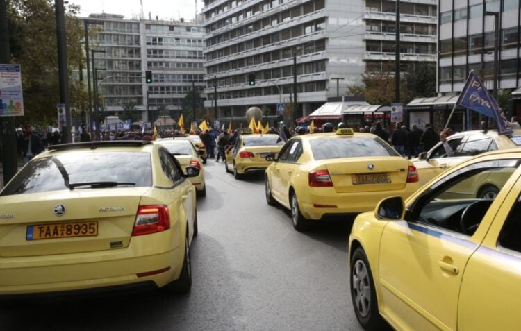 Οδηγοί ταξί με τα αυτοκίνητα τους συμμετέχουν σε πορεία διαμαρτυρίας, στο κέντρο της Αθήνας (φωτ.: ΑΠΕ-ΜΠΕ /Ορέστης Παναγιώτου)