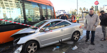 Ένας νεκρός και ένας τραυματίας από σύγκρουση τραμ με ΙΧ στο Παλαιό Φάληρο (φωτ.: EUROKINISSI / Γιάννης Παναγόπουλος)
