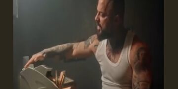 Στιγμιότυπο από βίντεο κλιπ του τράπερ, κατά το οποίο καταμετρά χρήματα (φωτ.: glomex)