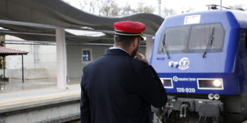 Η πρώτη αμαξοστοιχία που κάνει ολόκληρο το δρομολόγιο Αθήνα-Θεσσαλονίκη μετά την καταστροφή που έγινε από την κακοκαιρία «Daniel» φτάνει στο Λιανοκλάδι, το Σάββατο 16 Δεκεμβρίου 2023. (Φωτ. αρχείου: ΑΠΕ-ΜΠΕ/Άρης Μαρτάκος)