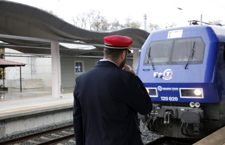 Η πρώτη αμαξοστοιχία που κάνει ολόκληρο το δρομολόγιο Αθήνα-Θεσσαλονίκη μετά την καταστροφή που έγινε από την κακοκαιρία «Daniel» φτάνει στο Λιανοκλάδι, το Σάββατο 16 Δεκεμβρίου 2023. (Φωτ. αρχείου: ΑΠΕ-ΜΠΕ/Άρης Μαρτάκος)