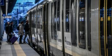 Επιβάτες επιβιβάζονται σε τρένο στο σταθμό Λαρίσης, στην Αθήνα (φωτ.: EUROKINISSI/Τατιάνα Μπόλαρη)