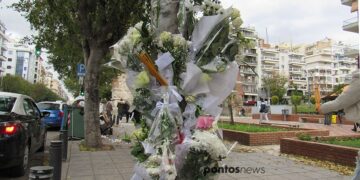 Λίγα λουλούδια στο σημείο όπου τραυματίστηκε θανάσιμα η άτυχη Έμμα (φωτ.: Έλλη Τσολάκη)