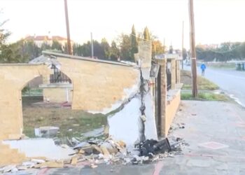 Το τοιχίο μονοκατοικίας πάνω στο οποίοι καρφώθηκε ο άτυχος νεαρός (φωτ.: glomex)