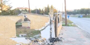 Το τοιχίο μονοκατοικίας πάνω στο οποίοι καρφώθηκε ο άτυχος νεαρός (φωτ.: glomex)