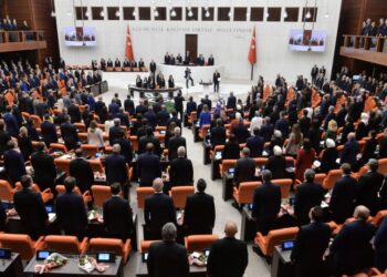 Ο Τούρκος πρόεδρος Ρετζέπ ΤΑγίπ Ερντογάν ανεβαίνει στο βήμα της βουλής στην Άγκυρα, τον περασμένο Οκτώβριο (φωτ.: EPA/Necati Savas)
