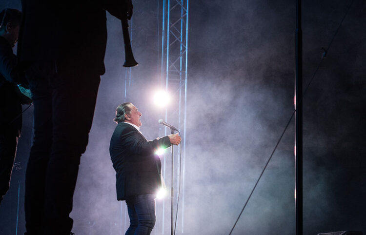 Ο Βασίλης Καρράς σε συναυλία που έγινε την 1η Σεπτεμβρίου 2017 στο Θέατρο Πέτρας για τα 40 χρόνια του στο λαϊκό τραγούδι (φωτ.: EUROKINISSI / Λυδία Σιώρη)