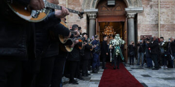 Οι συνεργάτες του Βασίλη Καρρά τον αποχαιρετούν με το «Δεν πάω πουθενά» (φωτ.: ΑΠΕ-ΜΠΕ / Νίκος Αραμπατζής)