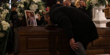 Με δάκρυα στα μάτια αποχαιρετούν οι πολίτες τον αγαπημένο Πόντιο καλλιτέχνη (φωτ.: ΑΠΕ-ΜΠΕ/Νίκος Αραμπατζής)