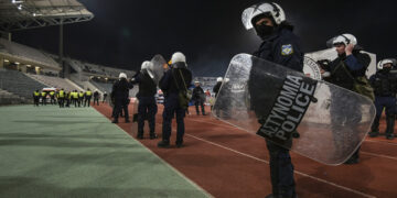 Αστυνομικές δυνάμεις στον αγωνιστικό χώρο, κατά τη διάρκεια του αγώνα Βόλος-Ολυμπιακός (φωτ.: ΑΠΕ-ΜΠΕ / Νίκος Χατζηπολίτης)