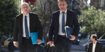 Από αριστερά, ο υπουργός Προστασίας του Πολίτη Γιάννης Οικονόμου και ο υφυπουργός Αθλητισμού Γιάννης Βρούτσης (φωτ.: EUROKINISSI/Σωτήρης Δημητρόπουλος)