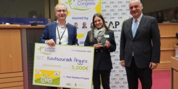 Η Αργυρώ Κουτσουράδη κατά τη βράβευσή της (φωτ.: ertnews.gr)