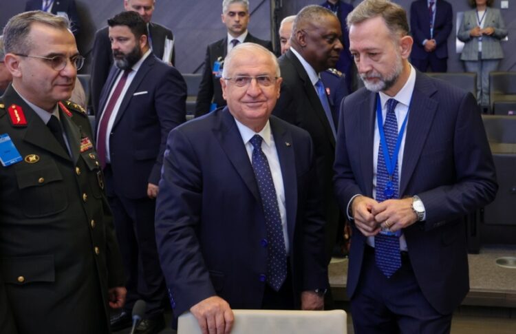 Ο Τούρκος υπουργός Άμνας Γιασάρ Γκιουλέρ (κέντρο) στη διάρκεια συνόδου του ΝΑΤΟ στις Βρυξέλλες, τον περασμένο Οκτώβριο (φωτ.: EPA/Olivier Matthys)