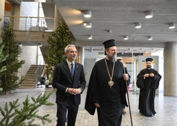 Ο μητροπολίτης Φιλόθεος ξεναγείται στο δημαρχείο Θεσσαλονίκης. Αριστερά του, ο δήμαρχος Κωνσταντίνος Ζέρβας (φωτ.: facebook/Κωνσταντίνος Ζέρβας)
