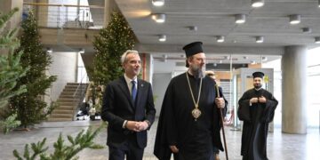 Ο μητροπολίτης Φιλόθεος ξεναγείται στο δημαρχείο Θεσσαλονίκης. Αριστερά του, ο δήμαρχος Κωνσταντίνος Ζέρβας (φωτ.: facebook/Κωνσταντίνος Ζέρβας)